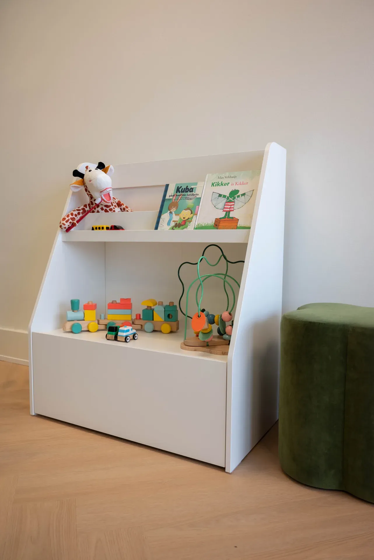 Kinderhoek met een kastje vol prentenboeken en houten speelgoed