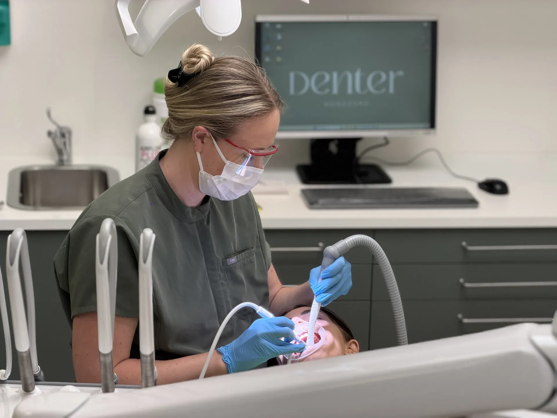 Jonne reinigt het gebit van een patiënt met GBT (Guided Biofilm Therapy)