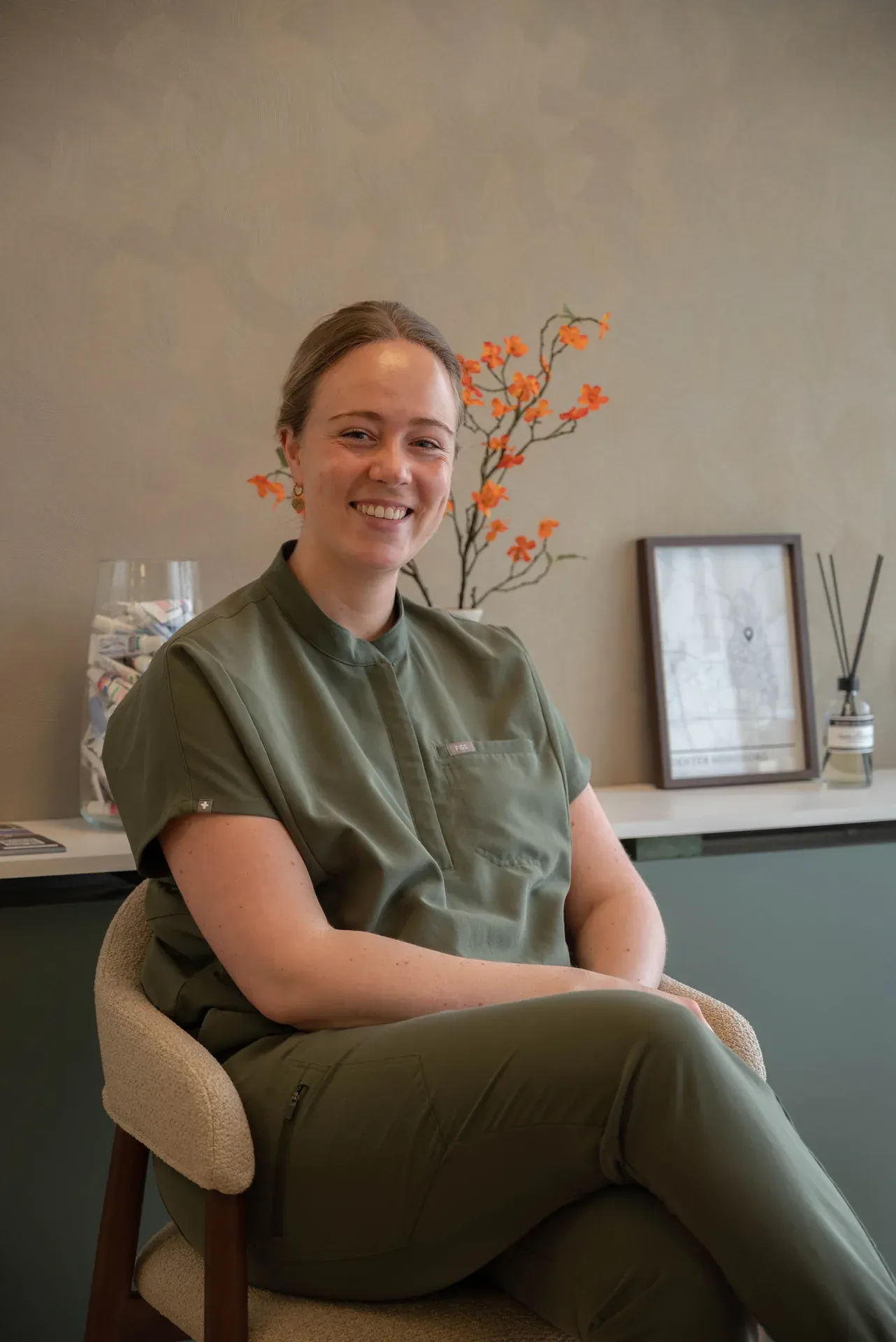 Jonne zit ontspannen in een stoel in de wachtkamer