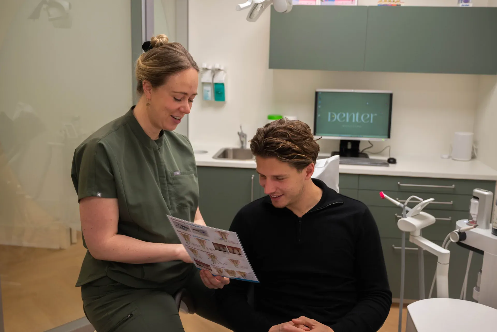 Jonne neemt na de behandeling een folder door met een patiënt