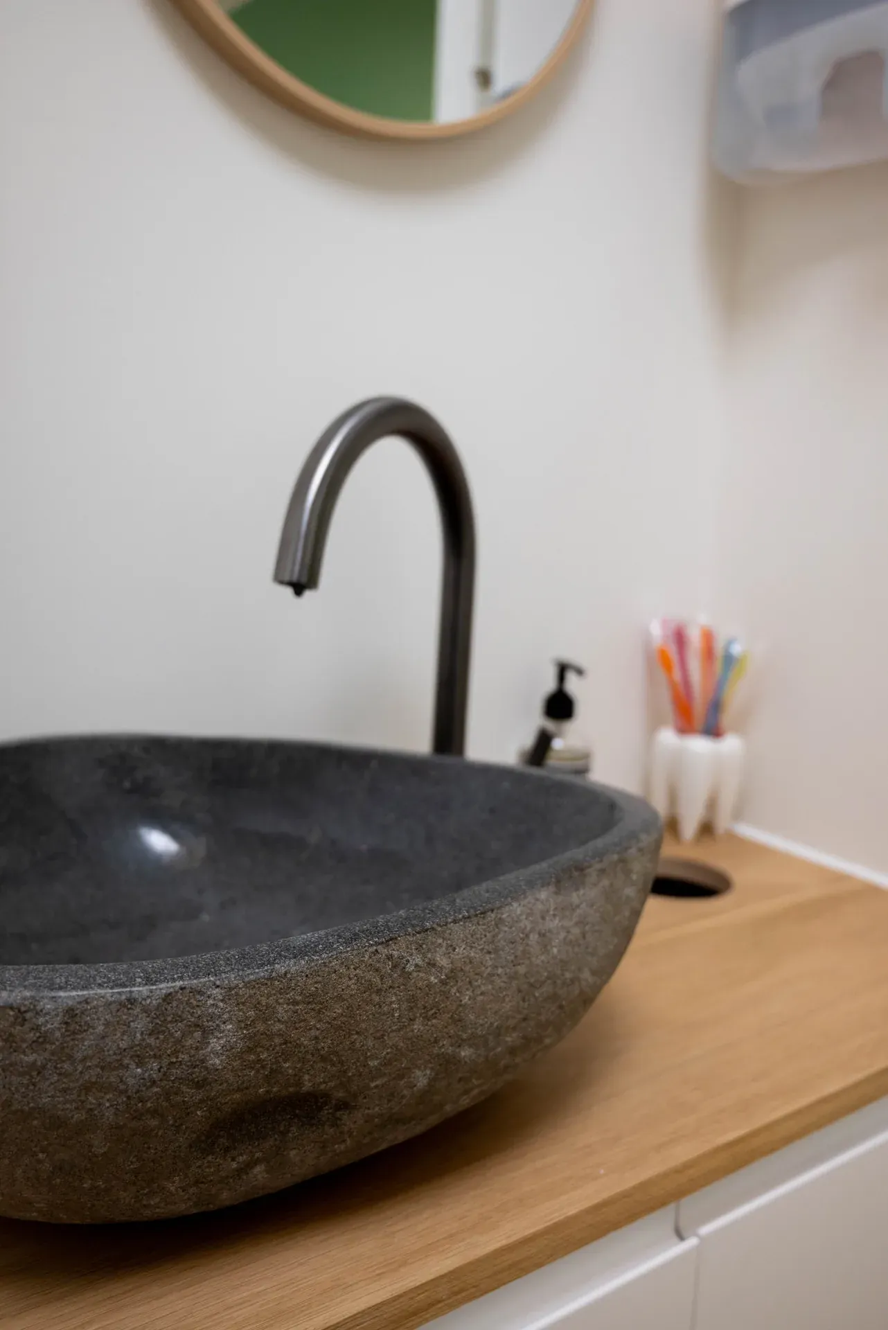 Natuurstenen wasbak met een beker tandenborstels