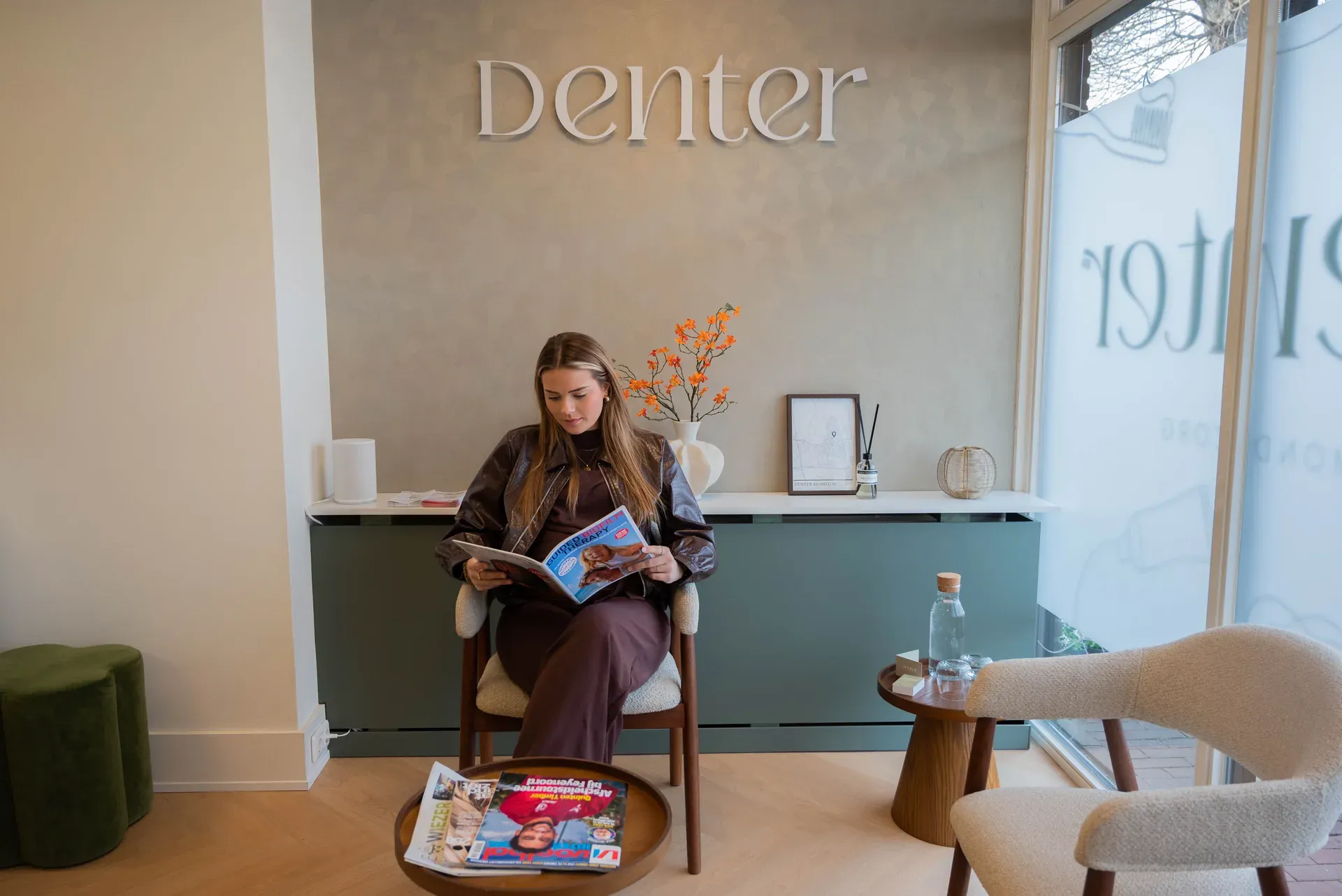 Patiënte leest een tijdschrift in de wachtkamer
