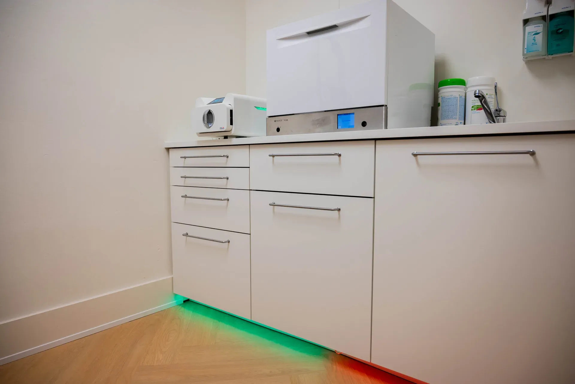 Sterilisatieruimte met apparatuur om instrumenten te reinigen en steriliseren